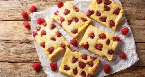 Süße Puddingkuchen-Tarte mit Himbeeren